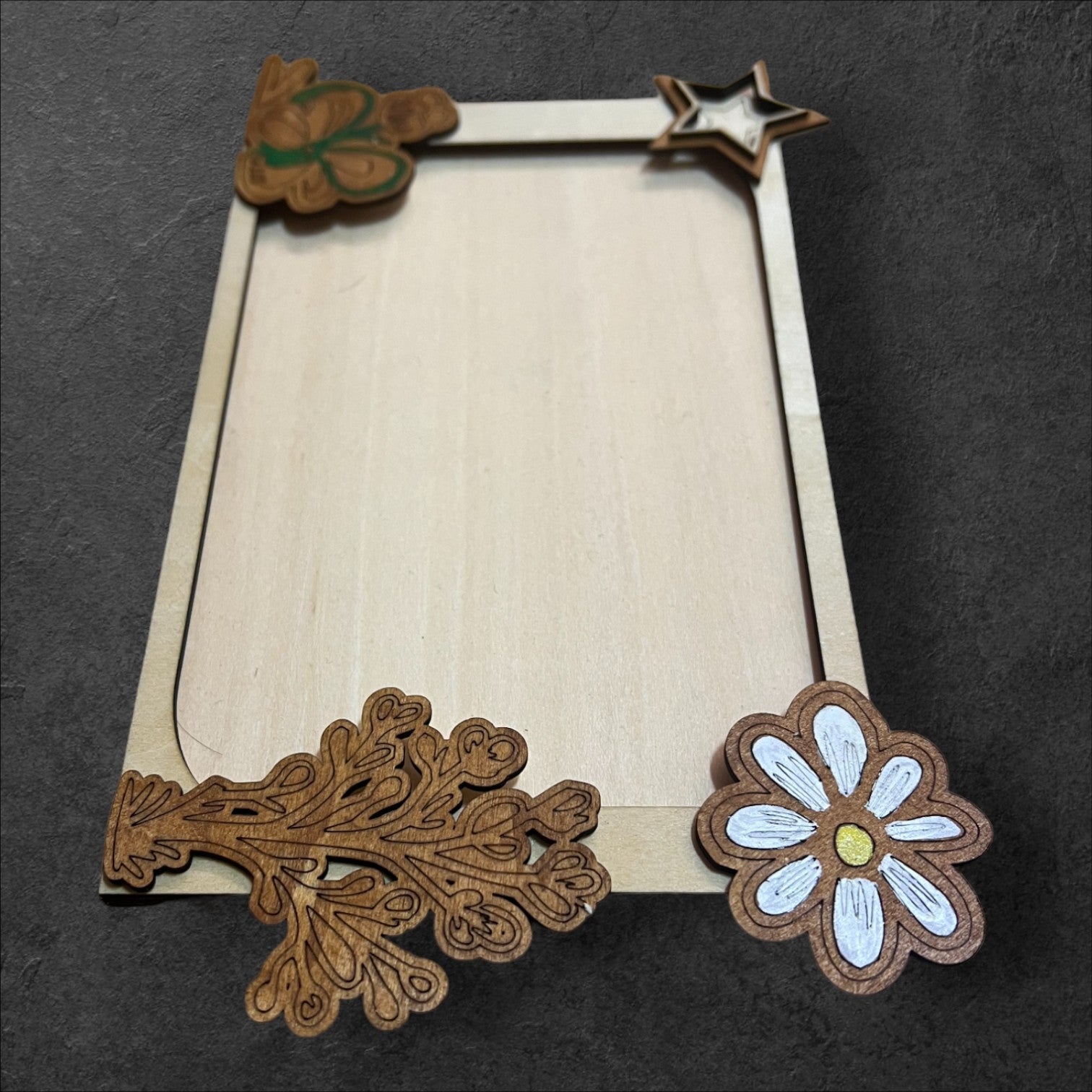 Bilderrahmen aus Holz mit zusätzlicher Dekoration