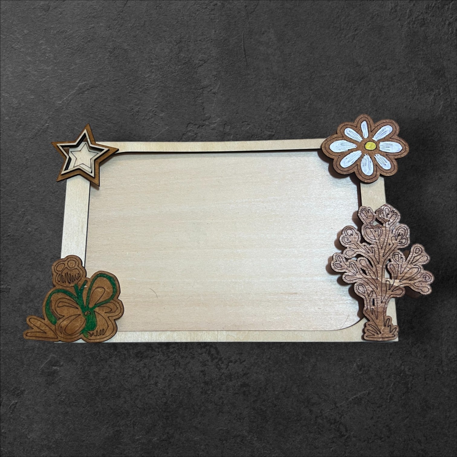 Bilderrahmen aus Holz mit zusätzlicher Dekoration