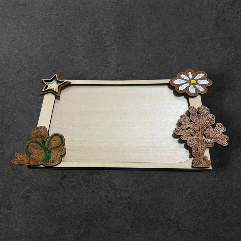 Bilderrahmen aus Holz mit zusätzlicher Dekoration