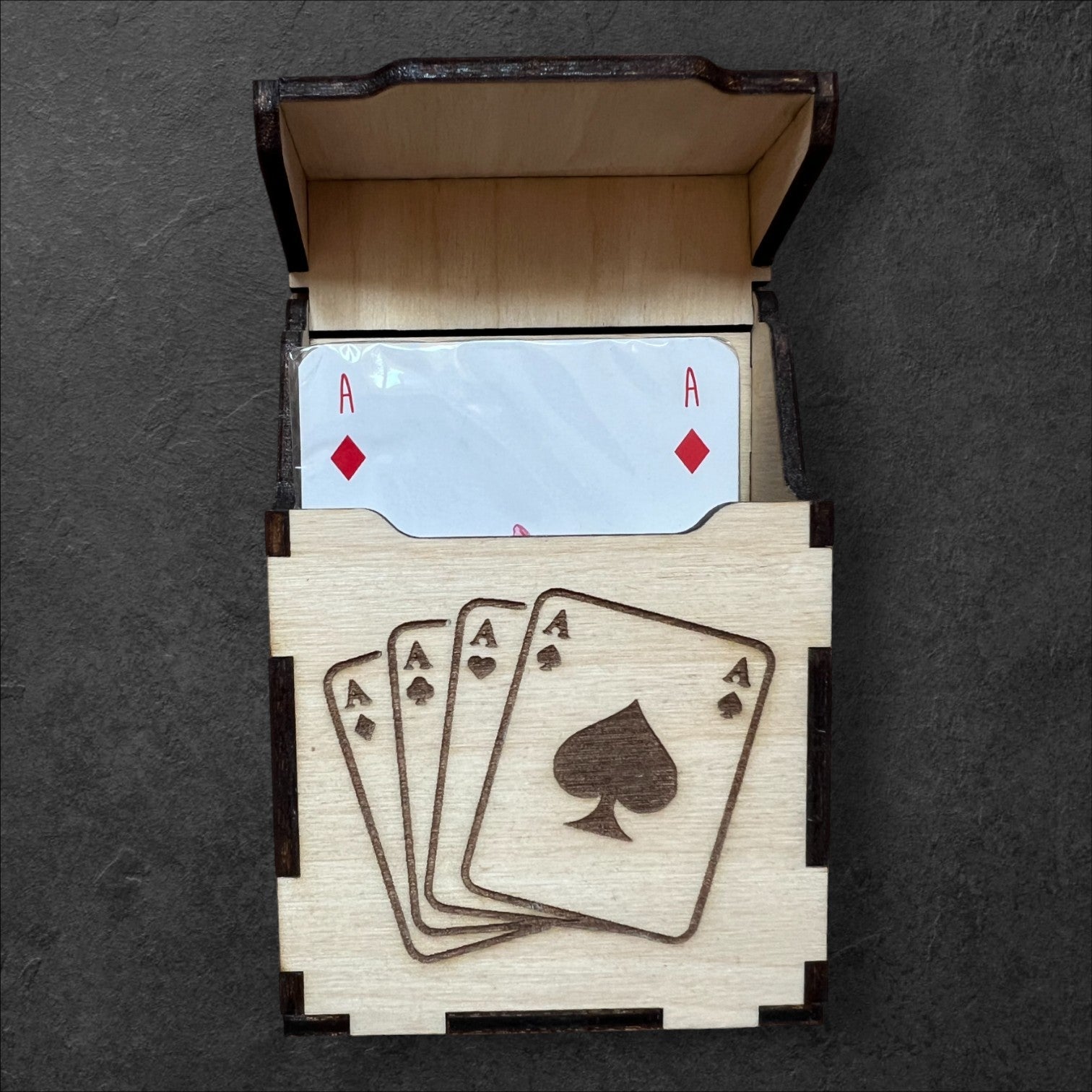 Karten Box aus Holz, individuell gelasert, mit Deckel zum Umklappen