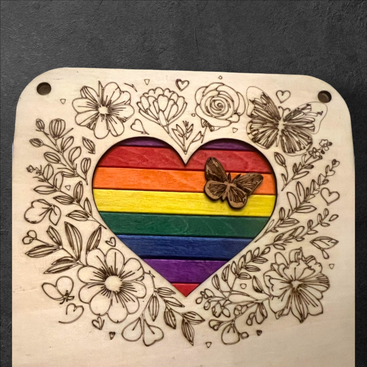 Liebe ist Liebe: Ein handgefertigtes LGBT-Holzbild ca. 20 x 20 cm