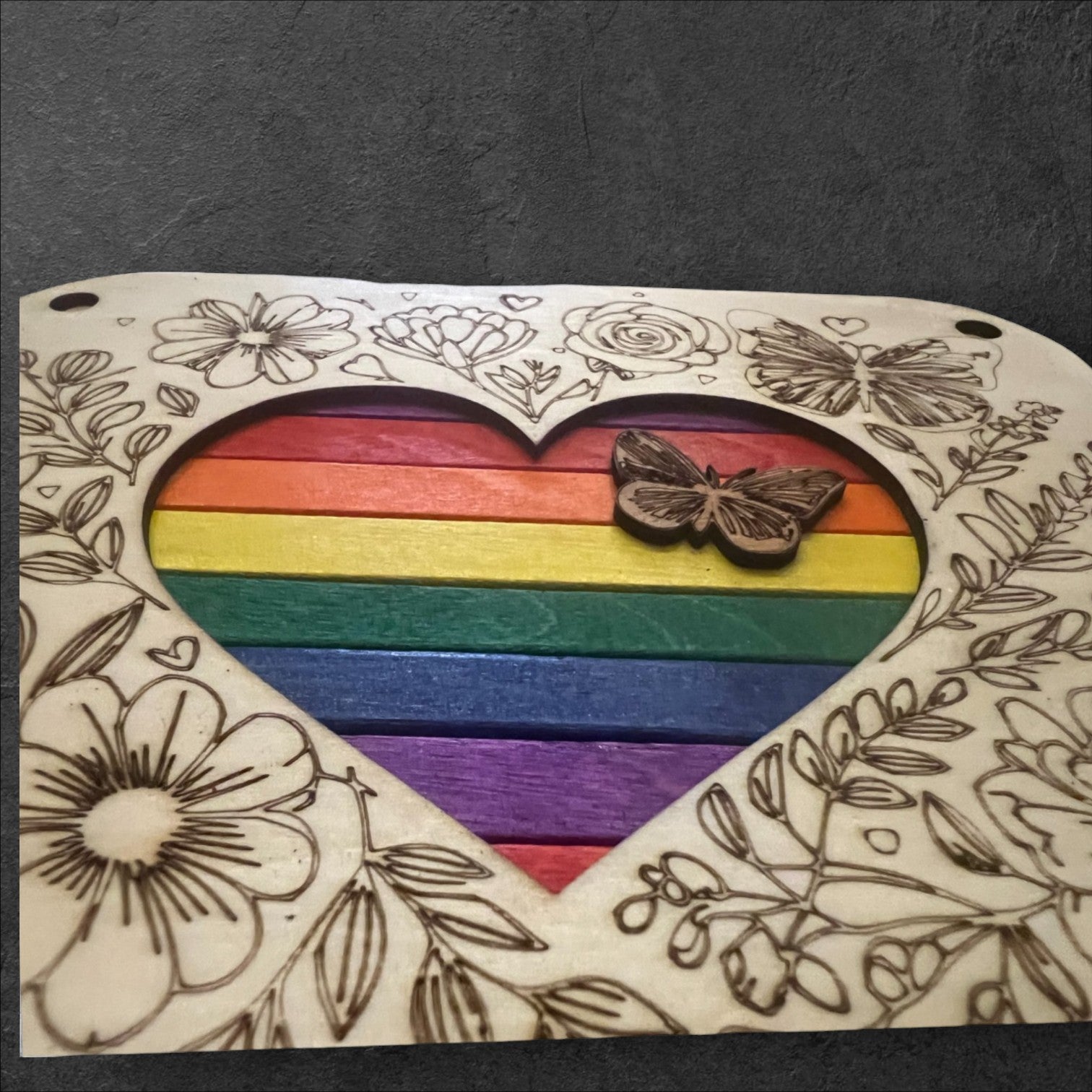 Liebe ist Liebe: Ein handgefertigtes LGBT-Holzbild ca. 15 x 15 cm