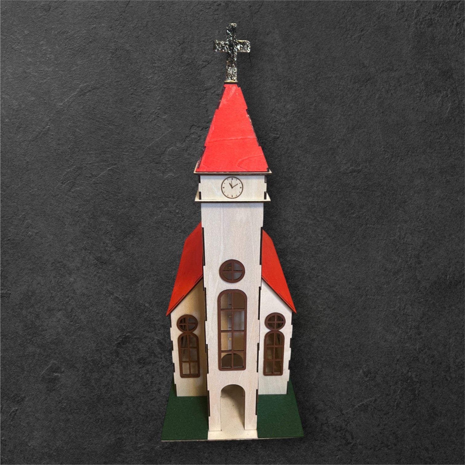 Handgefertigte Kirche aus Pappelholz - Wird ohne Lackierung und in Einzelteilen geliefert