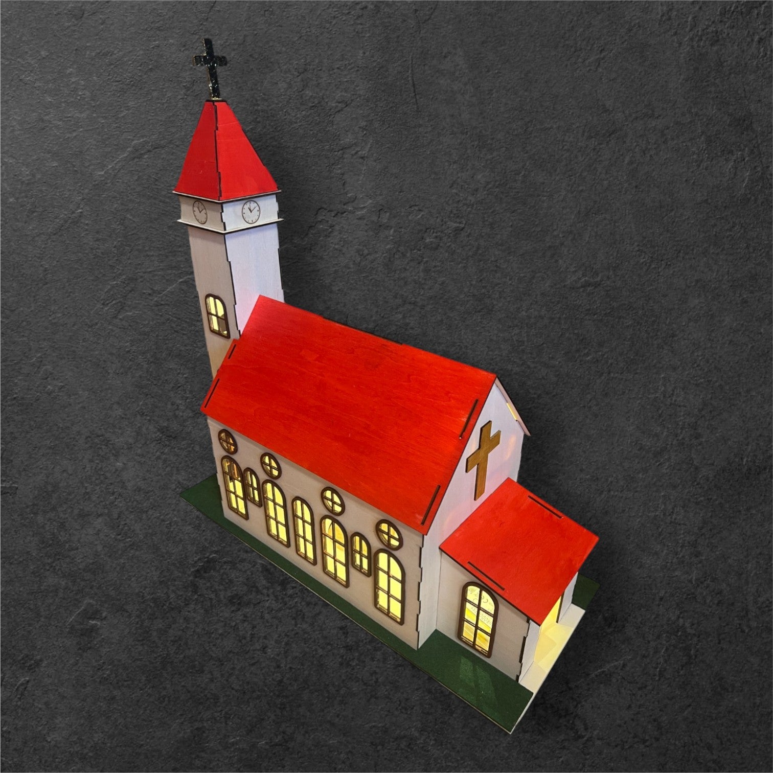 Handgefertigte Kirche aus Pappelholz - Wird ohne Lackierung und in Einzelteilen geliefert