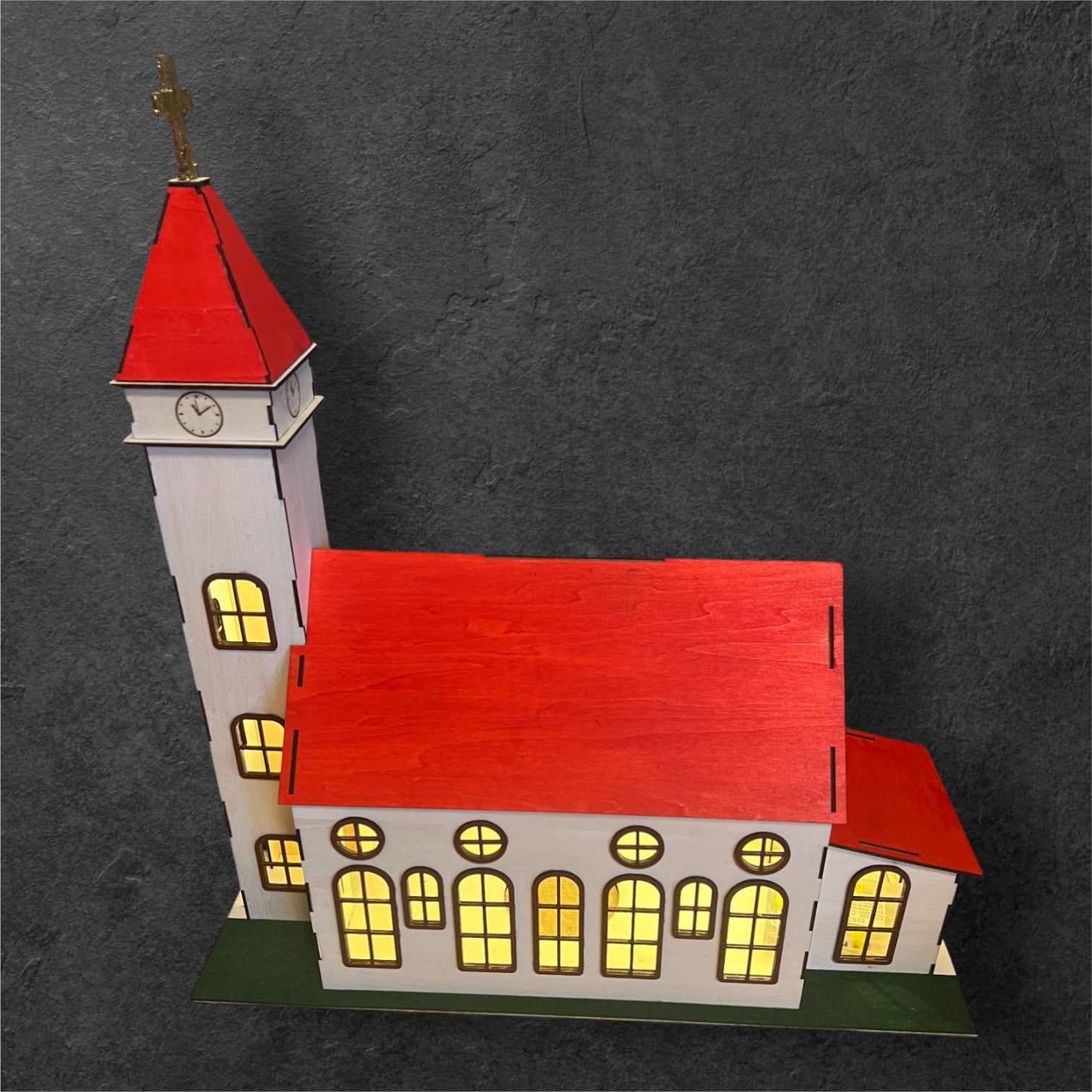 Handgefertigte Kirche aus Pappelholz - Wird ohne Lackierung und in Einzelteilen geliefert