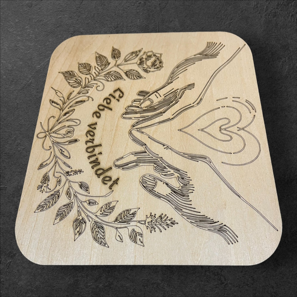 Graviertes Holzschild "Liebe verbindet"