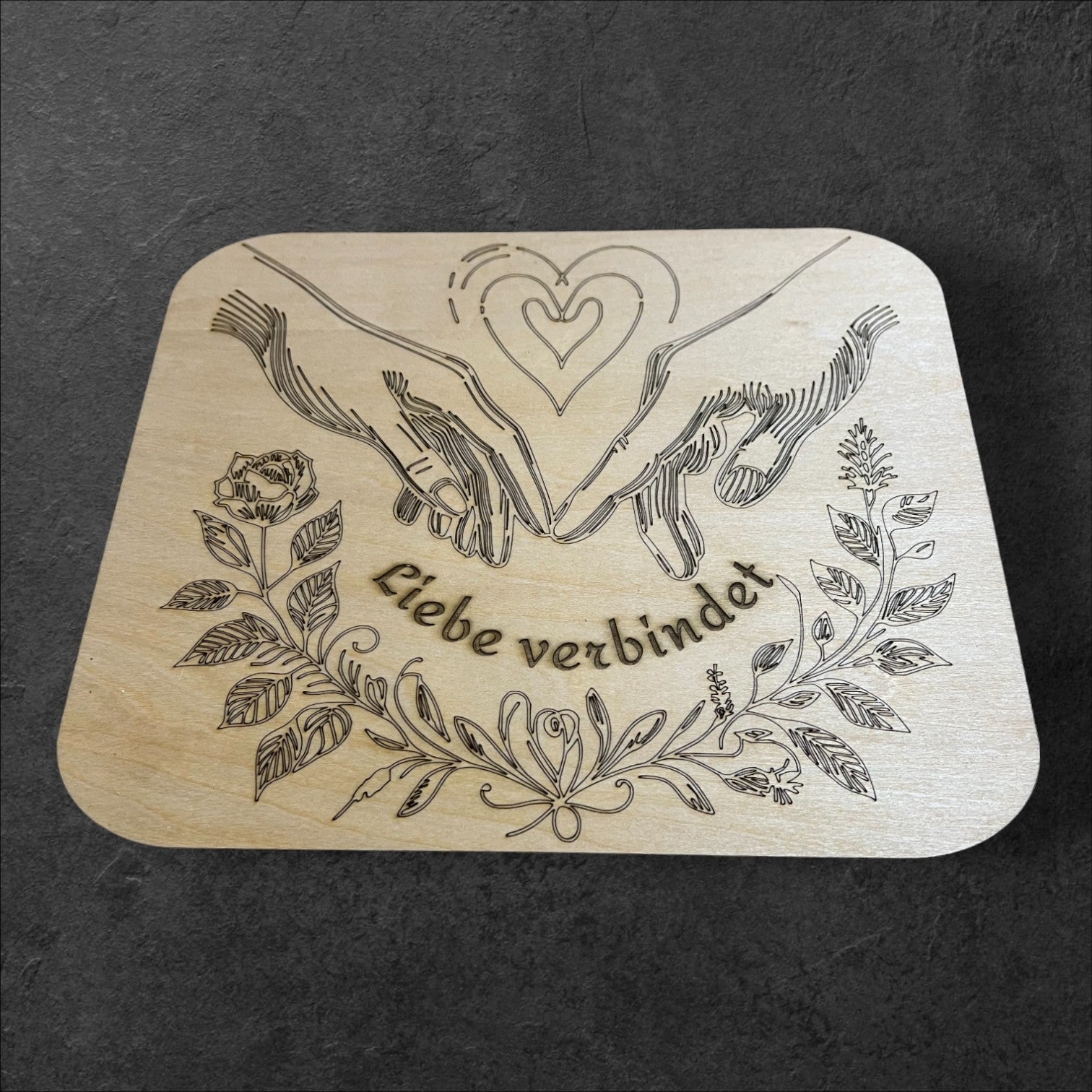 Graviertes Holzschild "Liebe verbindet"