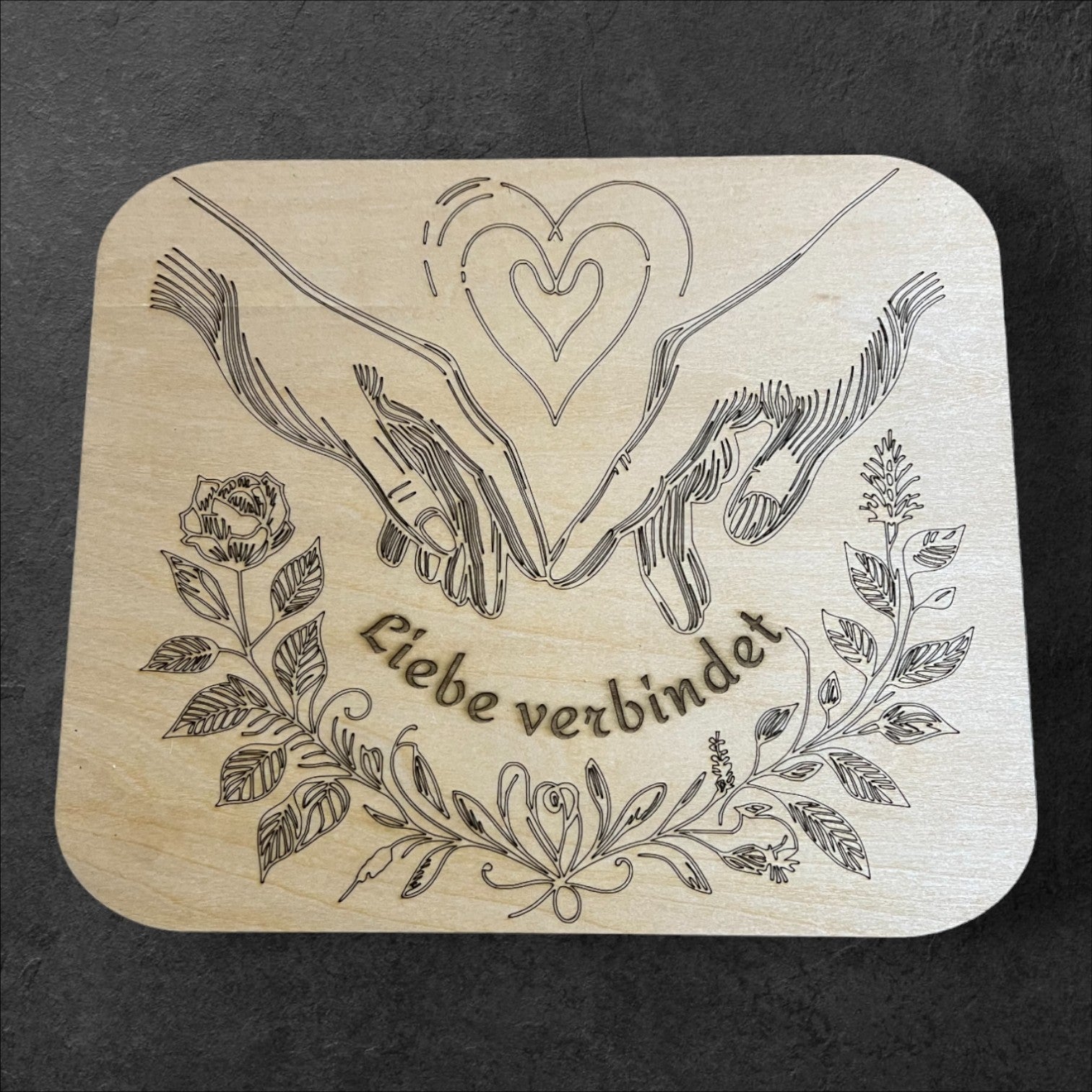 Graviertes Holzschild "Liebe verbindet"
