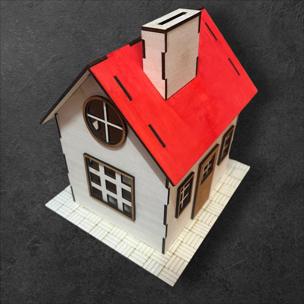 Haus-Spardose mit individueller Gravur auf dem Dach