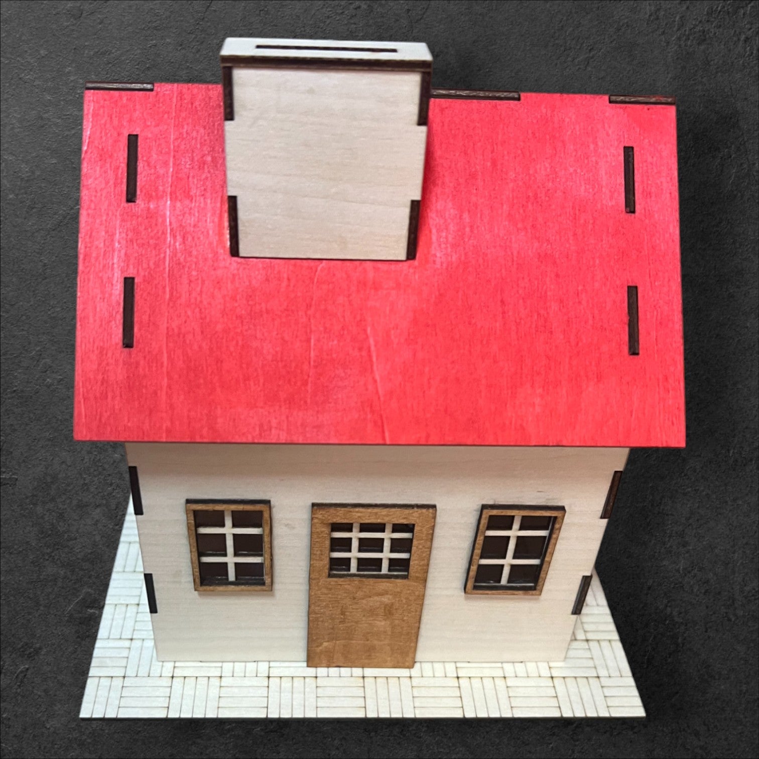 Haus-Spardose mit individueller Gravur auf dem Dach