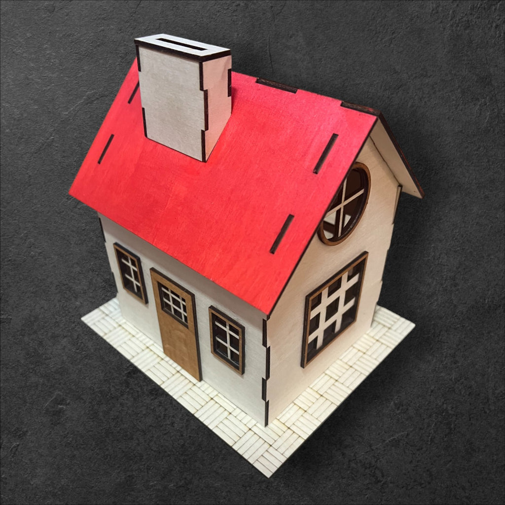 Haus-Spardose mit individueller Gravur auf dem Dach