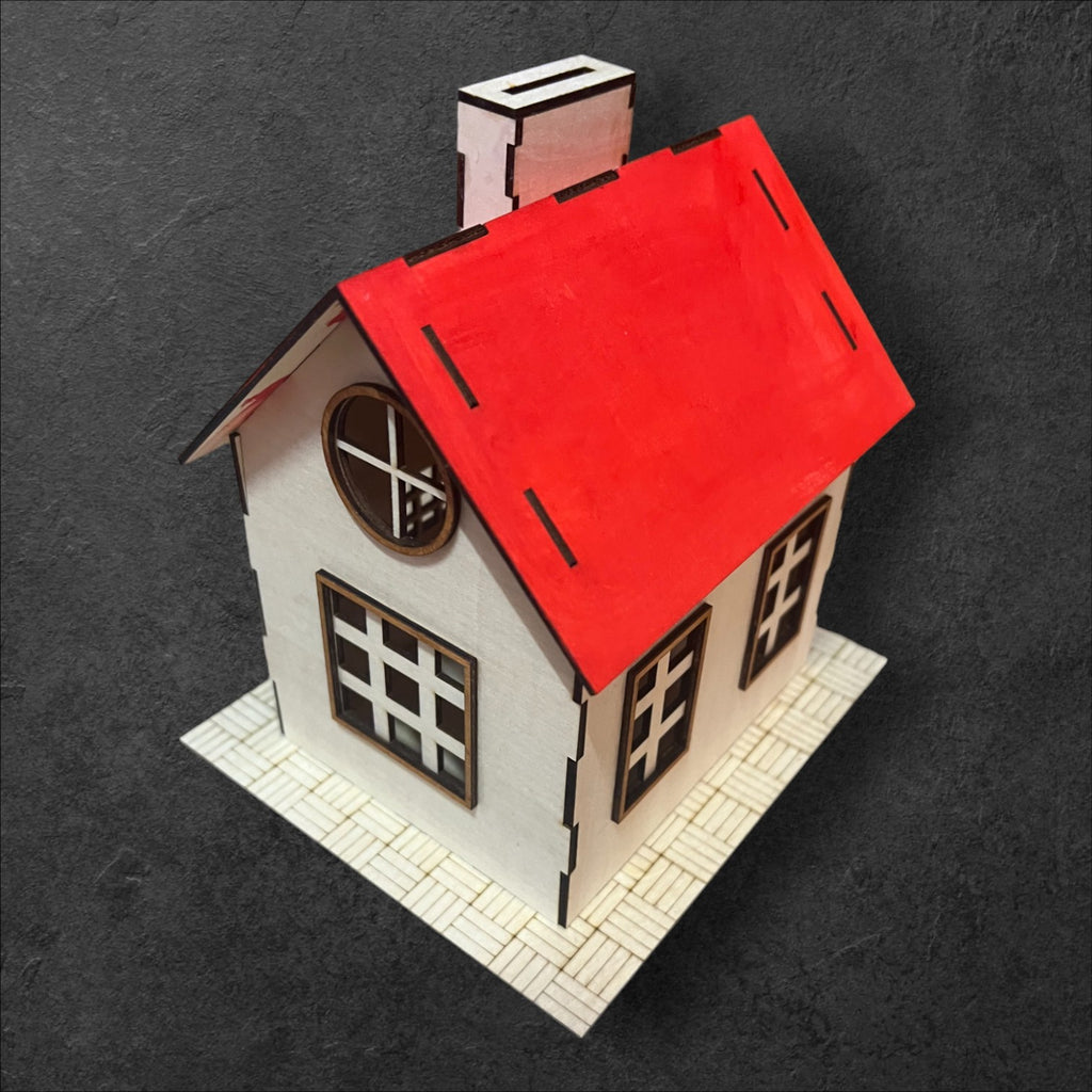 Haus-Spardose mit individueller Gravur auf dem Dach