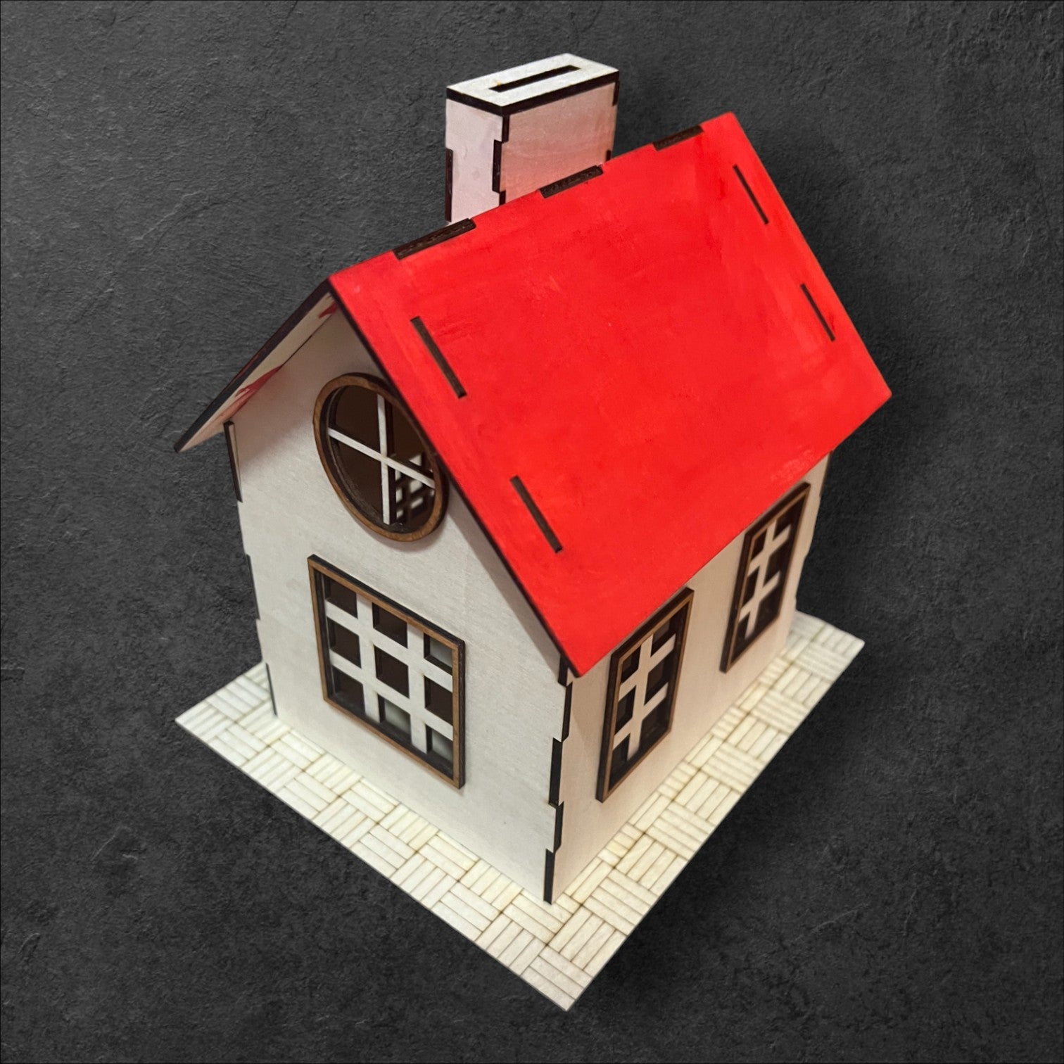 Haus-Spardose mit individueller Gravur auf dem Dach