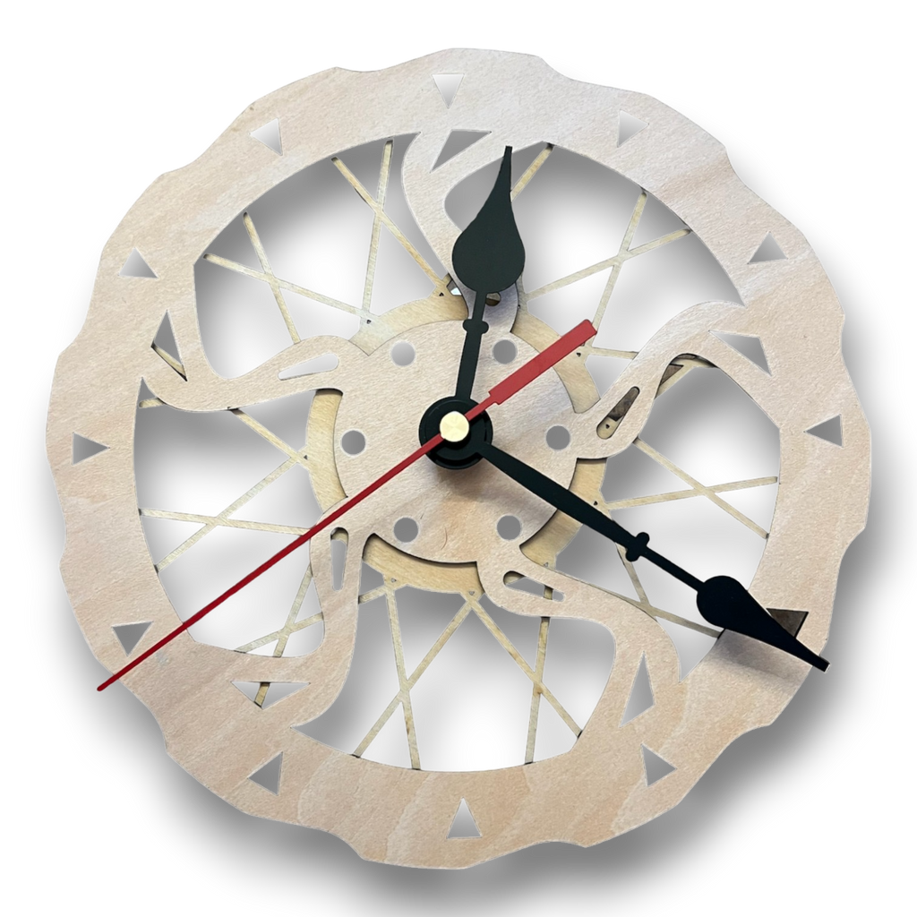 Lasergravierte Wanduhr im Bremsscheiben-Design aus Holz
