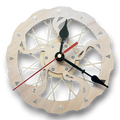 Lasergravierte Wanduhr im Bremsscheiben-Design aus Holz