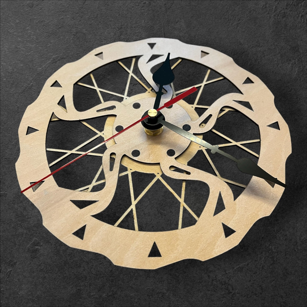 Lasergravierte Wanduhr im Bremsscheiben-Design aus Holz