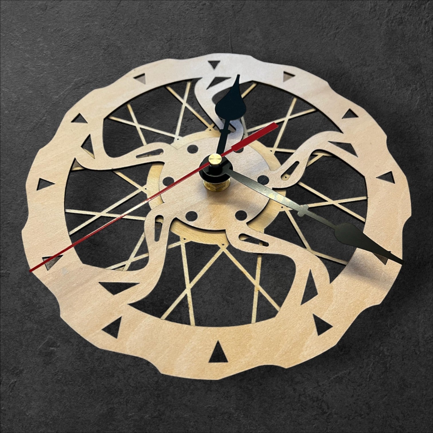 Lasergravierte Wanduhr im Bremsscheiben-Design aus Holz