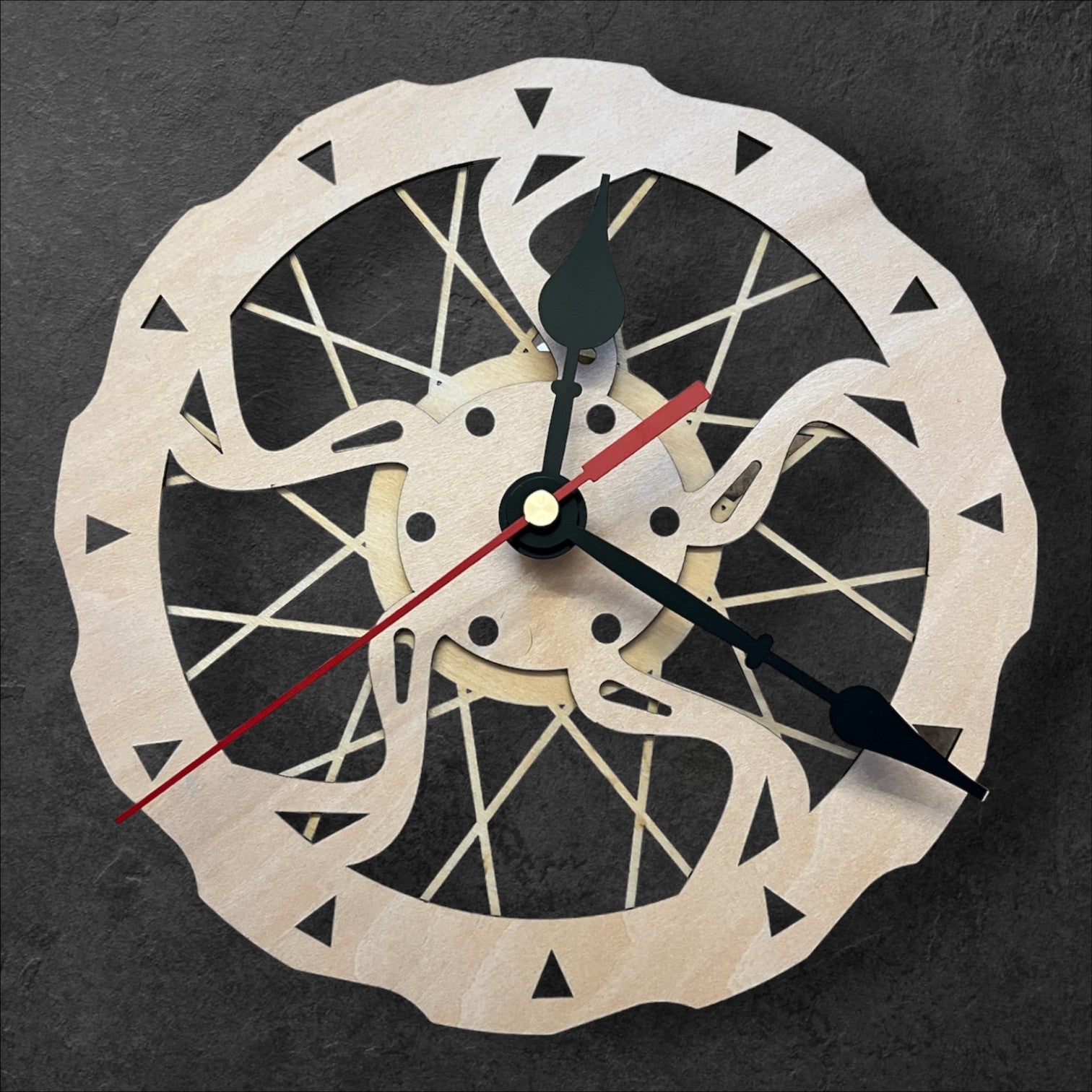 Lasergravierte Wanduhr im Bremsscheiben-Design aus Holz