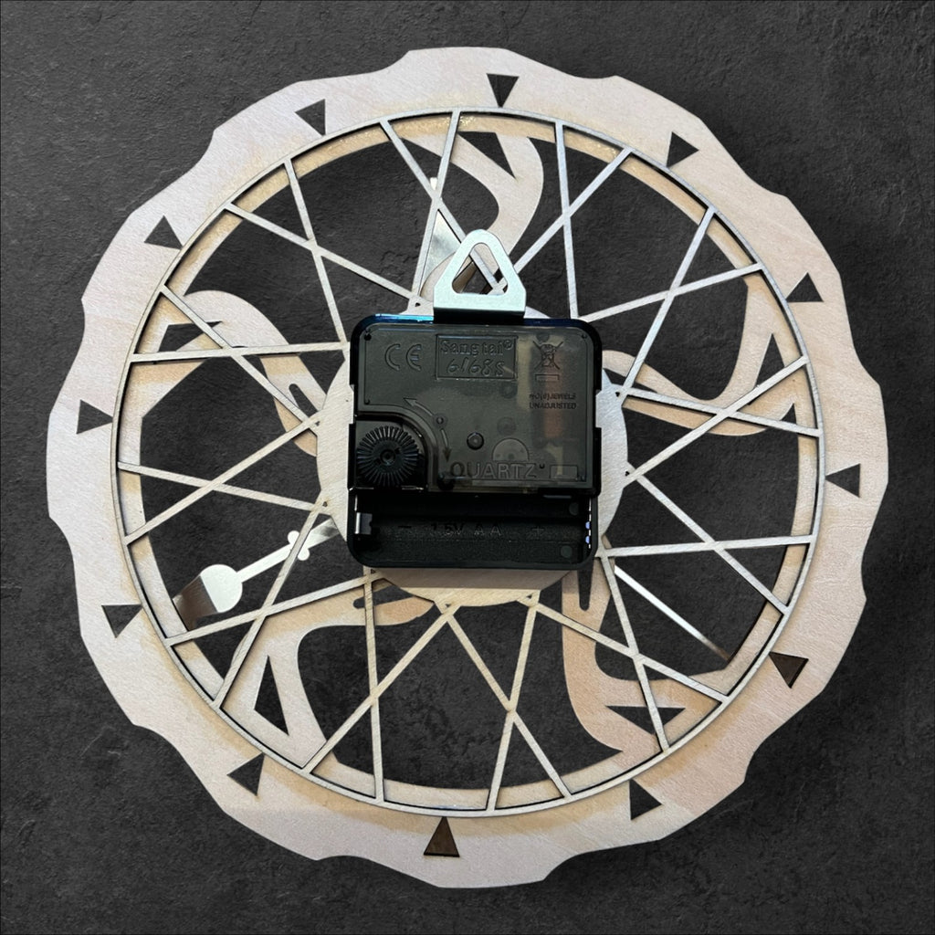 Lasergravierte Wanduhr im Bremsscheiben-Design aus Holz