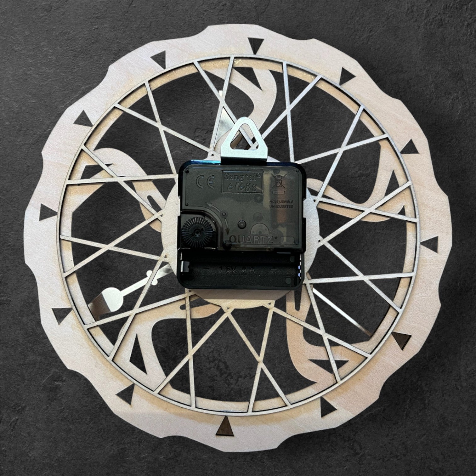 Lasergravierte Wanduhr im Bremsscheiben-Design aus Holz